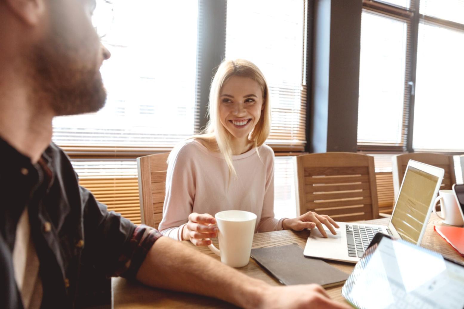 Análisis visual de datos financieros mostrando tendencias de flujo de efectivo