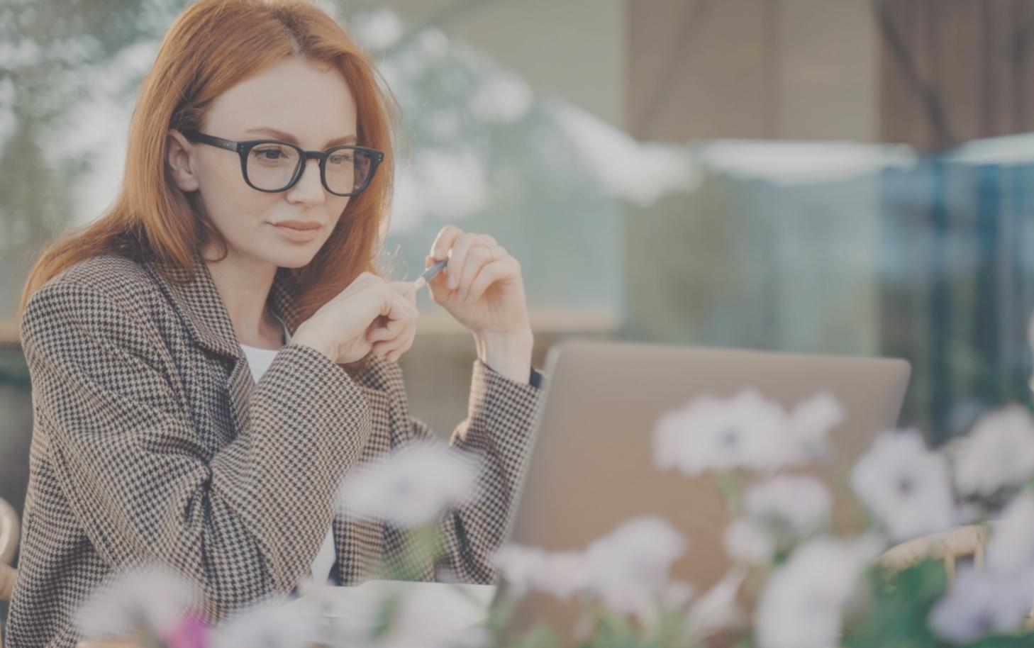 Equipo de olamireqen trabajando en análisis financiero