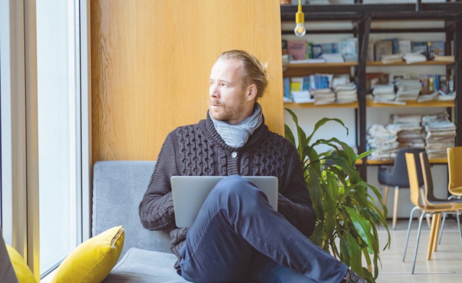 Espacio de trabajo con documentos financieros y análisis de liquidez empresarial