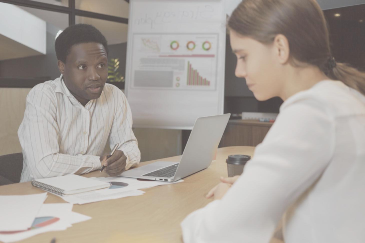 Reunión de equipo analizando proyecciones financieras en pantalla compartida