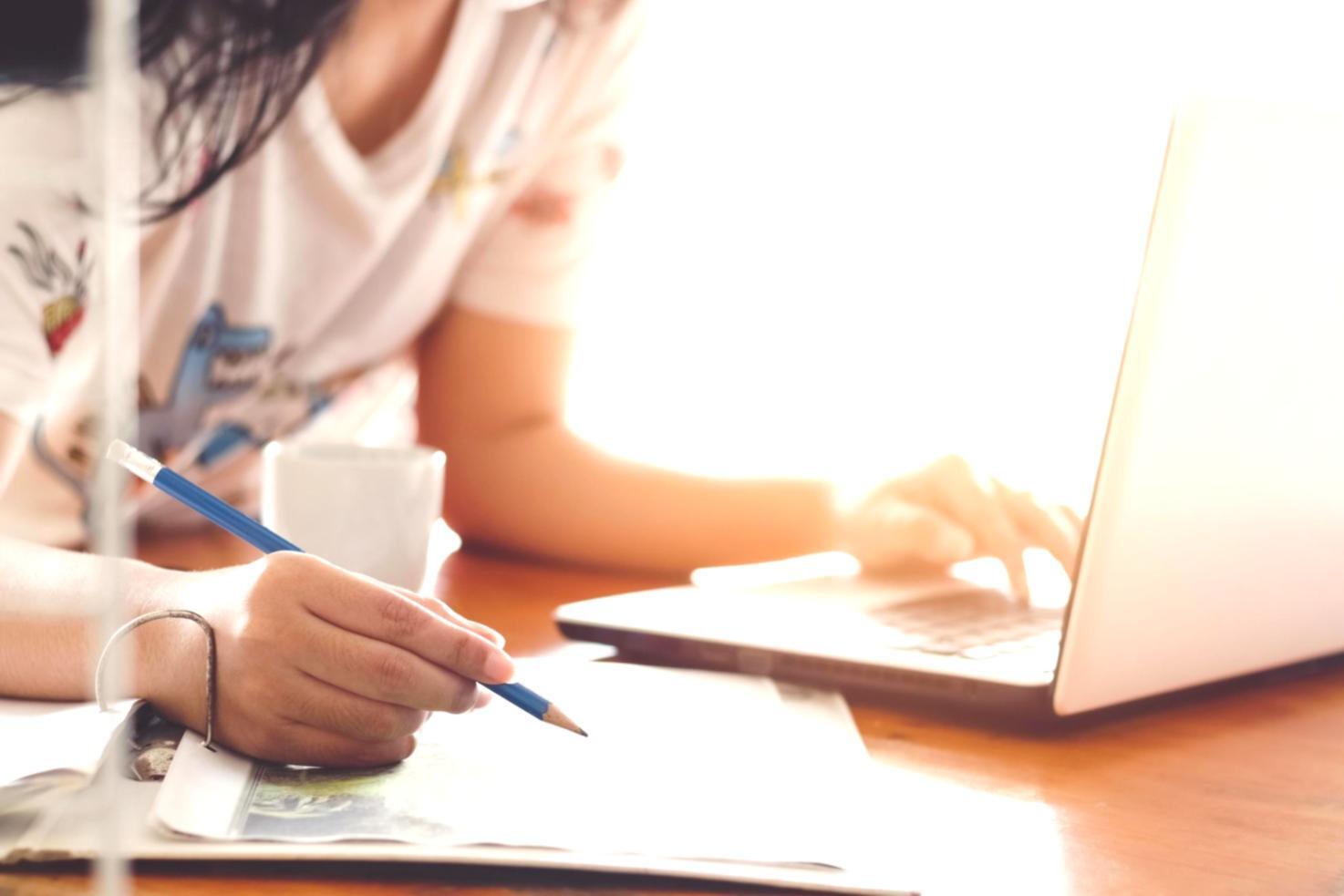 Representación de análisis detallado de patrones de ingresos y gastos empresariales