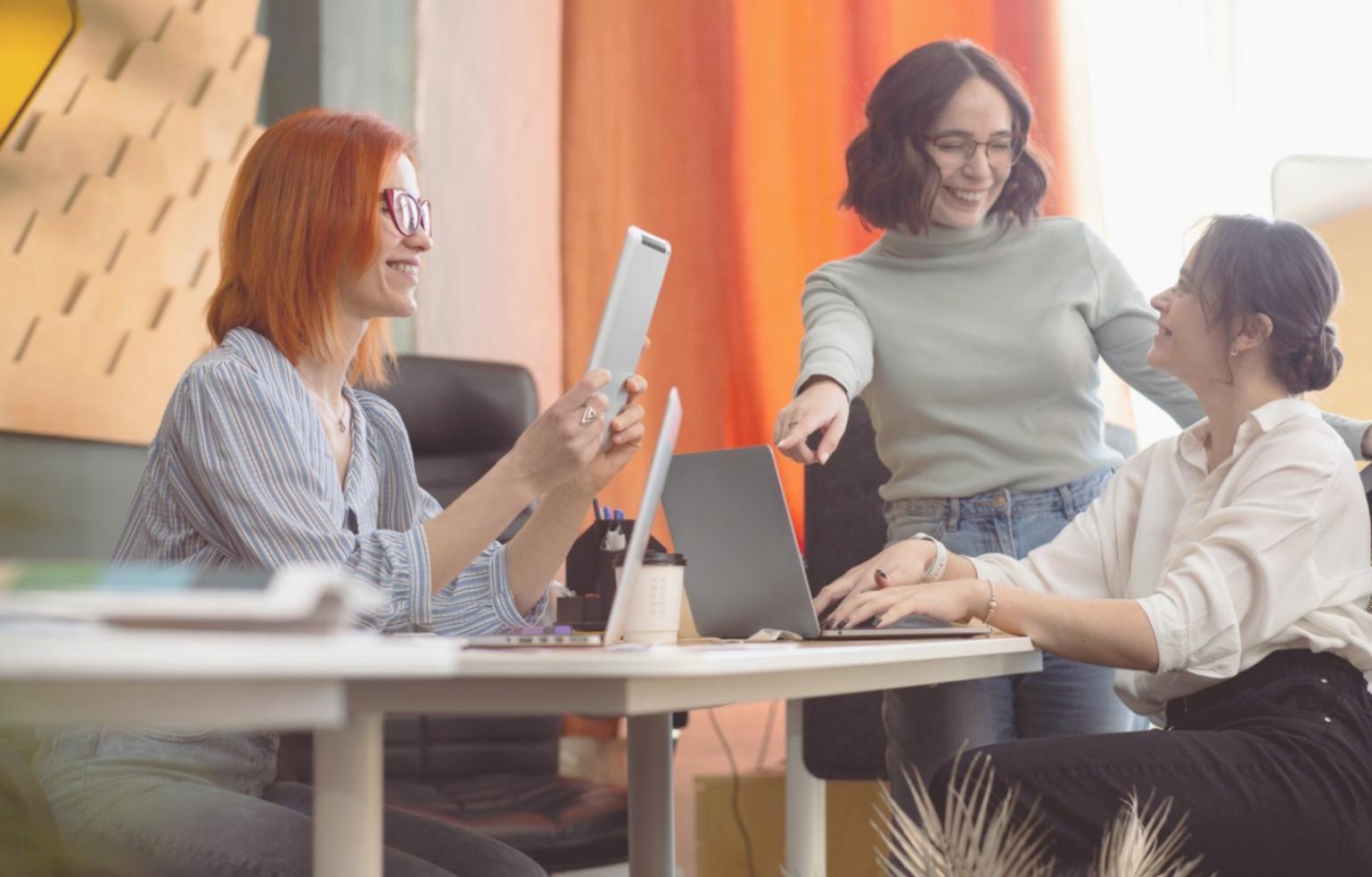 Análisis detallado de flujo de caja en tablero digital mostrando gráficos financieros