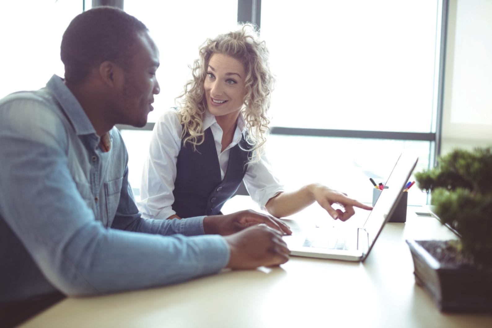 Oficina moderna con espacio de trabajo colaborativo en Córdoba